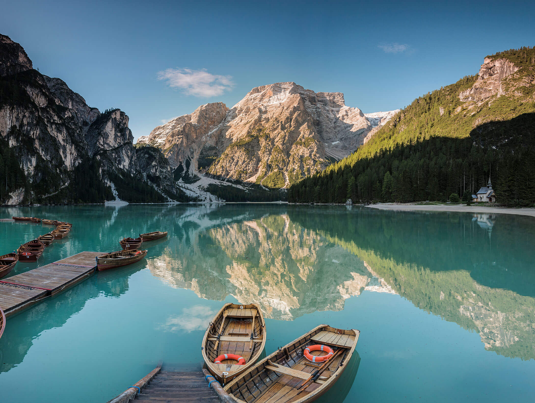 Der Pragser Wildsee mit den bekannten hölzernen Ruderbooten - Hotel Montis