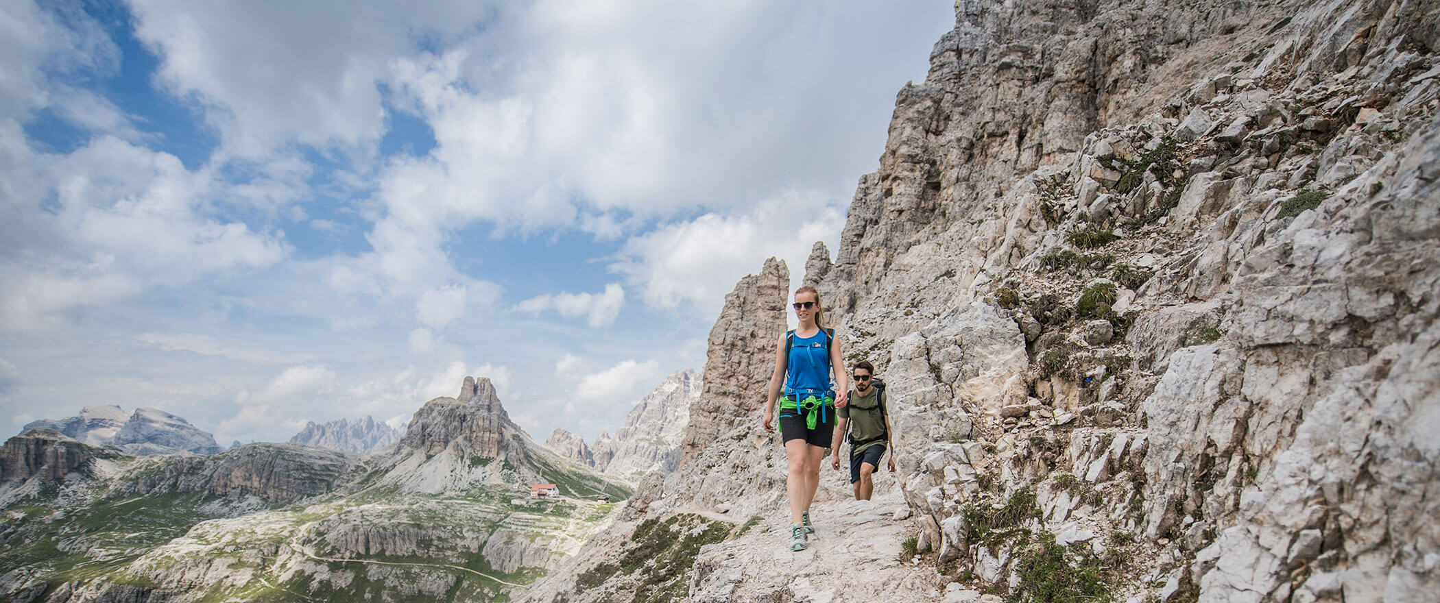 Ein Pärchen beim Wandern auf einem schmalen Pfad bei den Drei Zinnen - Hotel Montis