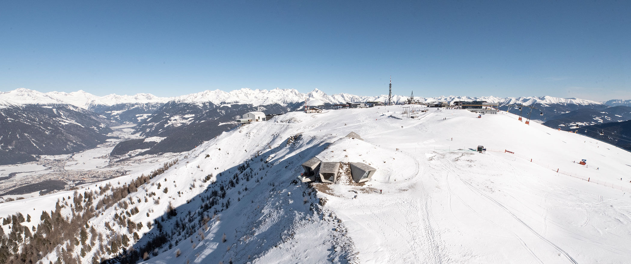 Drohnenaufnahme vom Kronplatz und dem MMM Corones im Winter - Hotel Montis