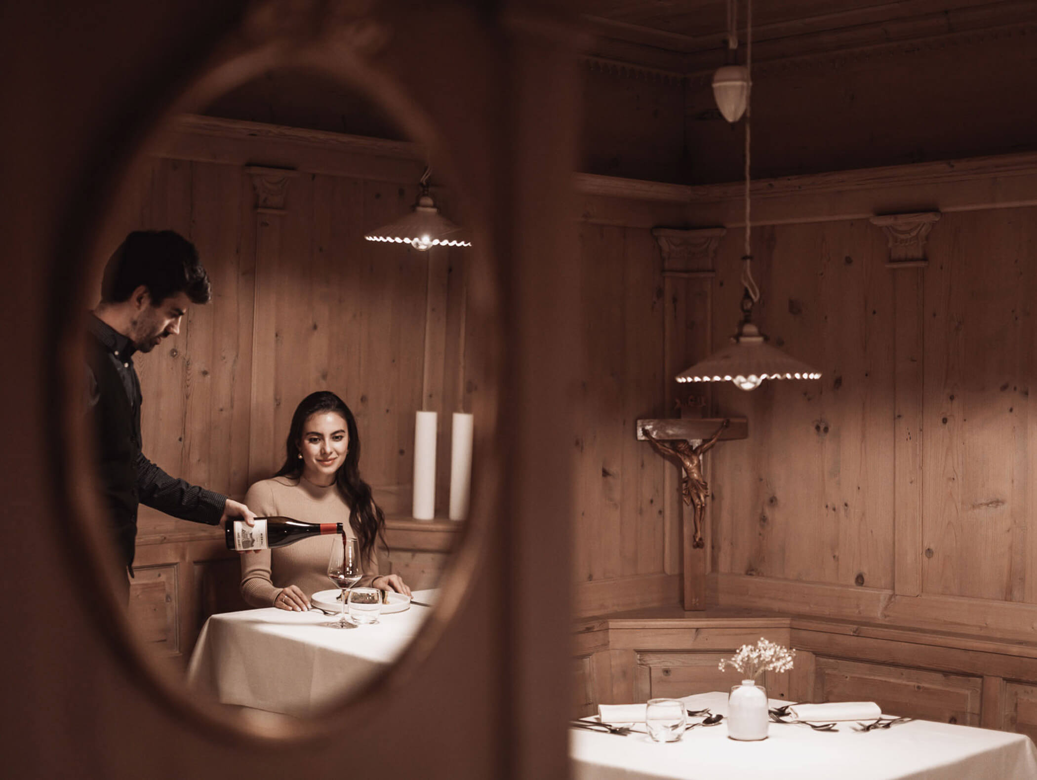 The host himself pours the red wine for a guest - Hotel Montis