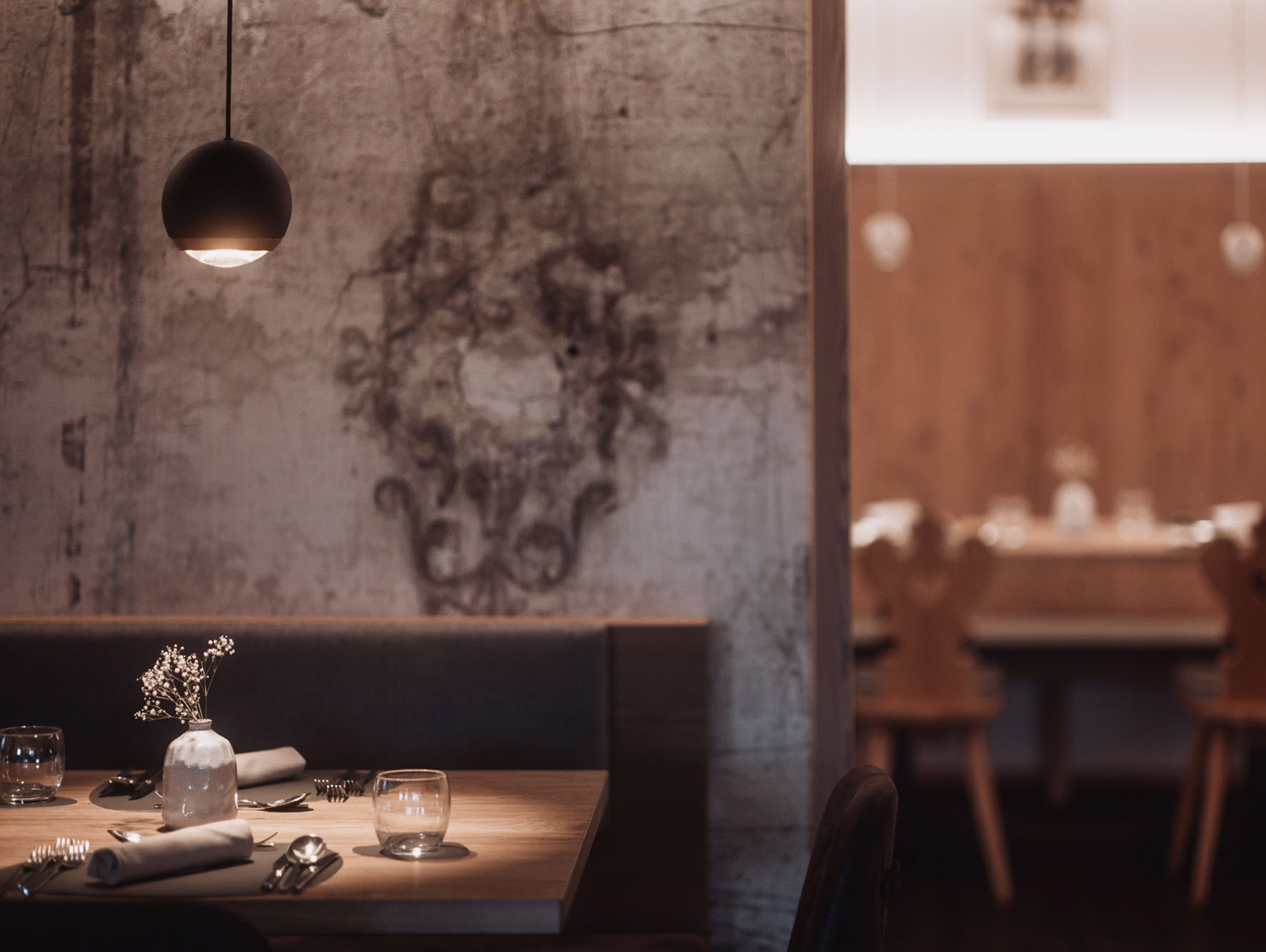 Set table in the dining room, behind it you can see a set parlour - Hotel Montis