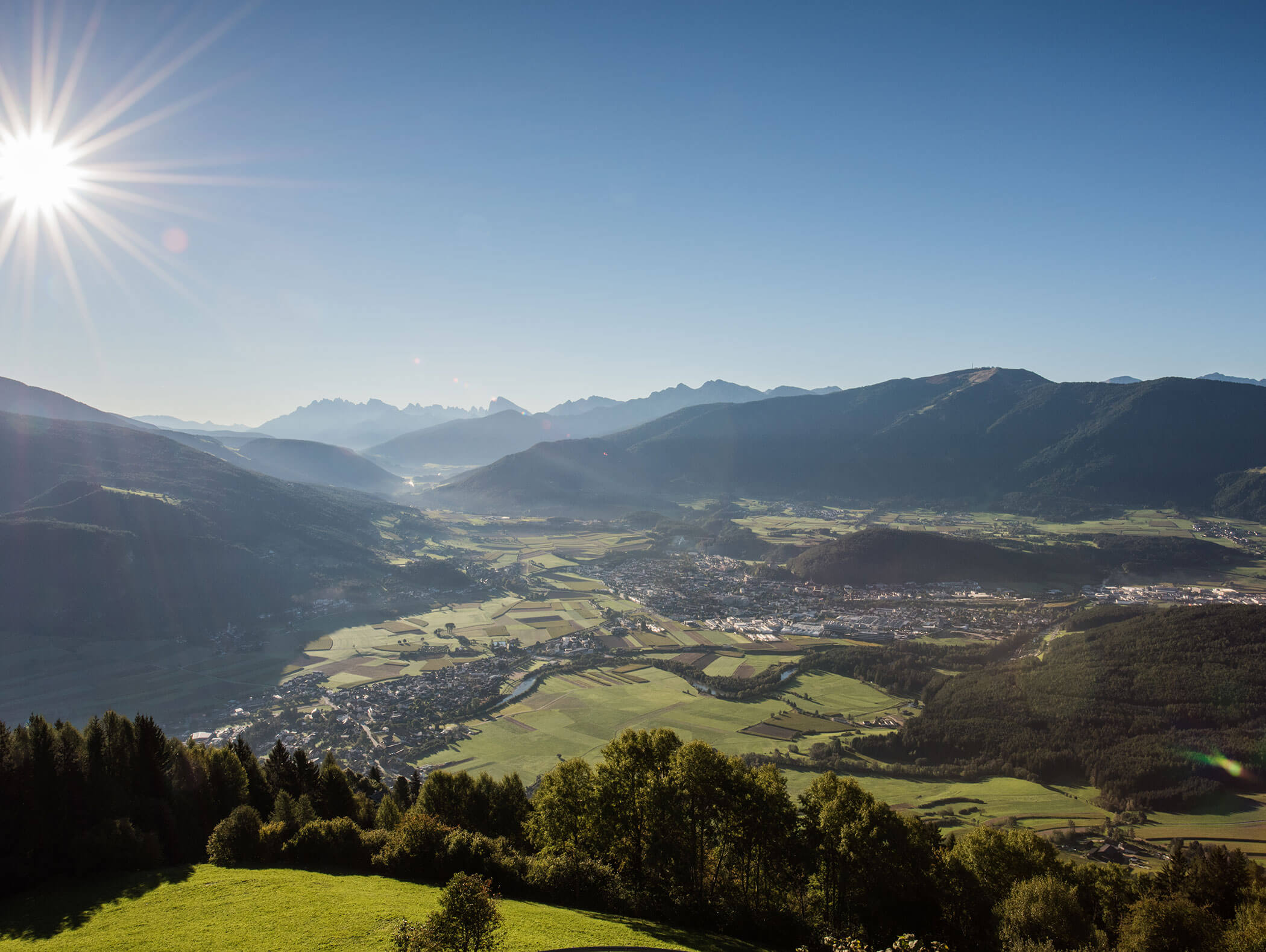 Blick vom Berg auf das Tal mit Reischach und Bruneck im Sommer - Hotel Montis