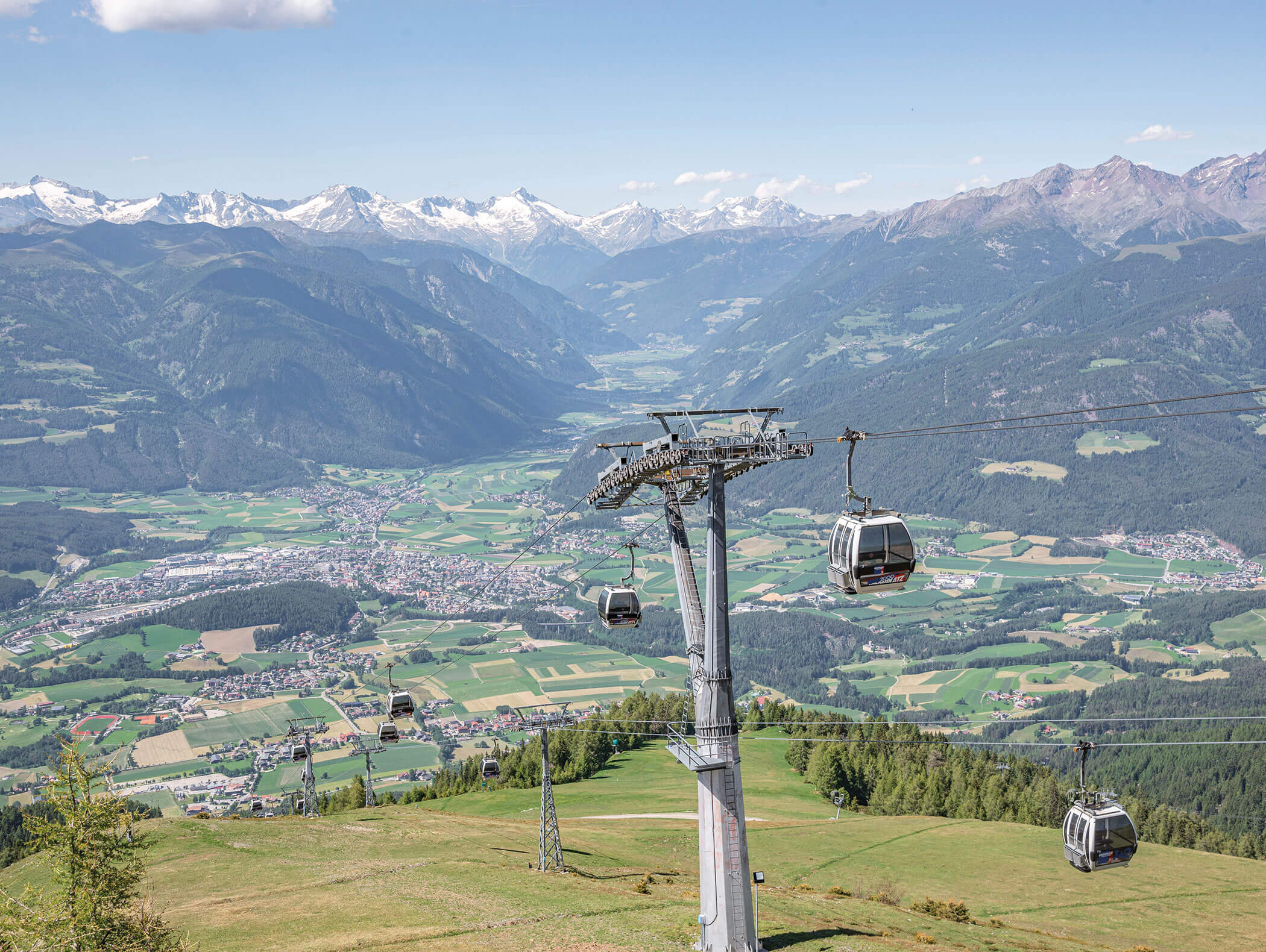 Die Seilbahn Kronplatz im Sommer Richtung Reischach - Hotel Montis
