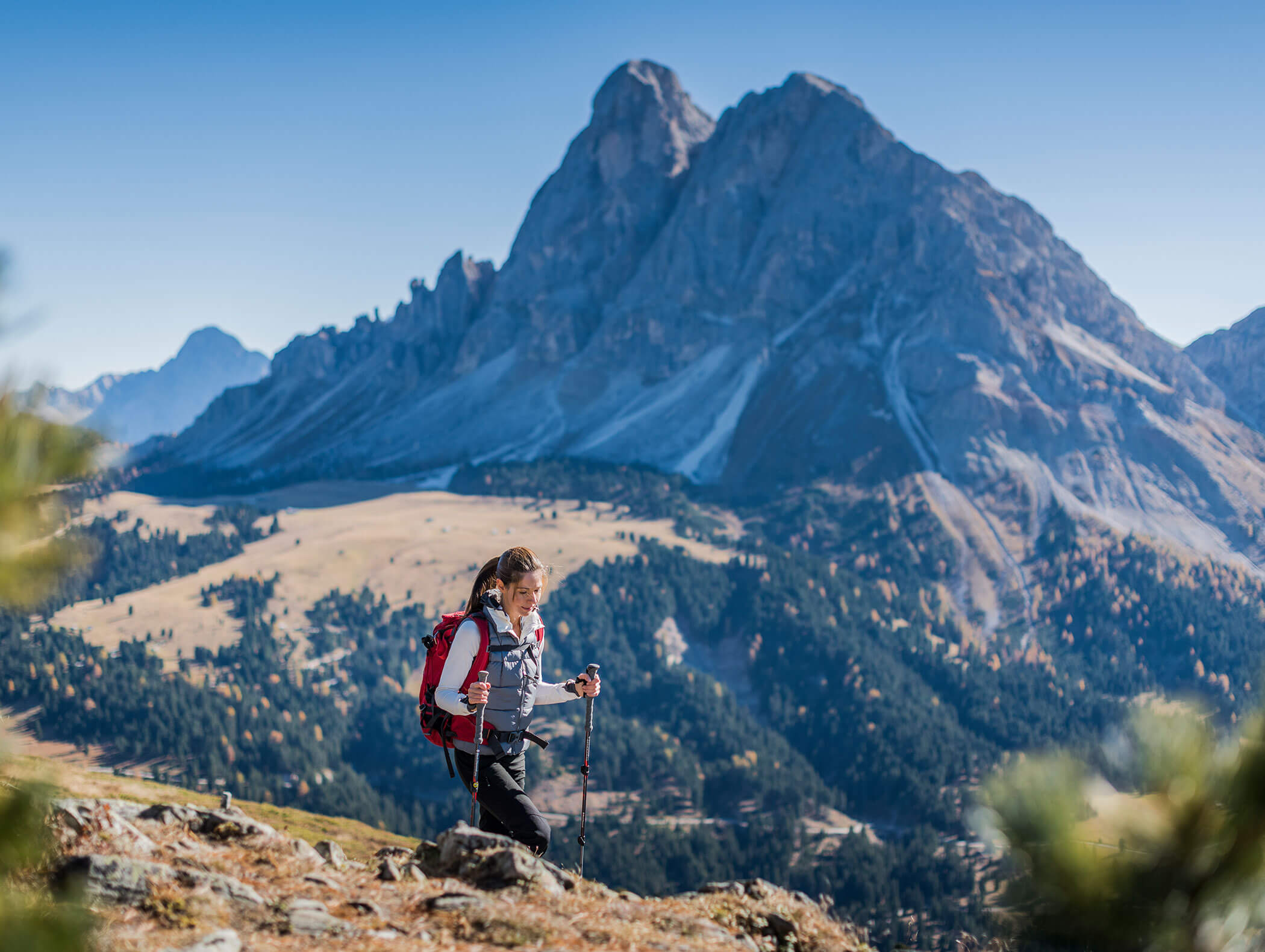 Eine Frau beim Wandern in den Dolomiten - Hotel Montis